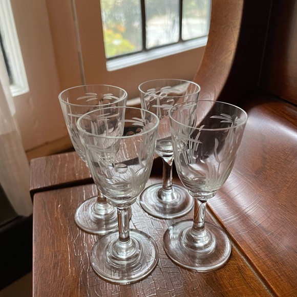 Vintage Etched Crystal Sherry Glasses - Picture 3 of 8